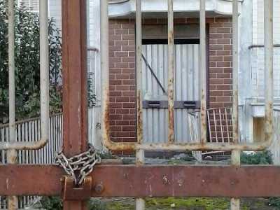 Il cancello dell�ingresso principale � bloccato con un catenaccio